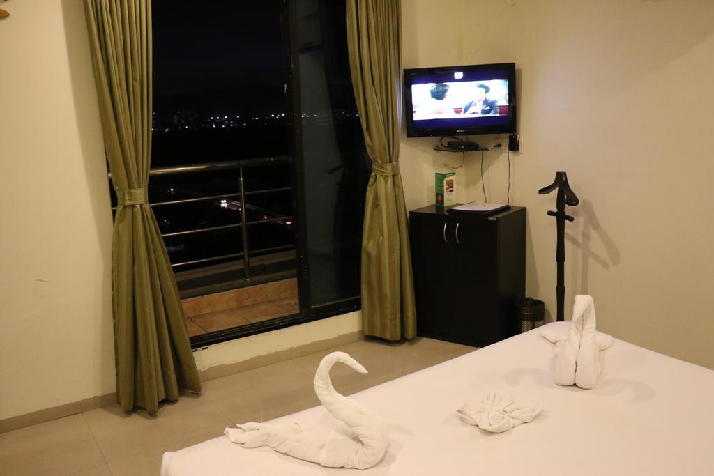 Pallavi A'Vida Navi Mumbai Exterior photo