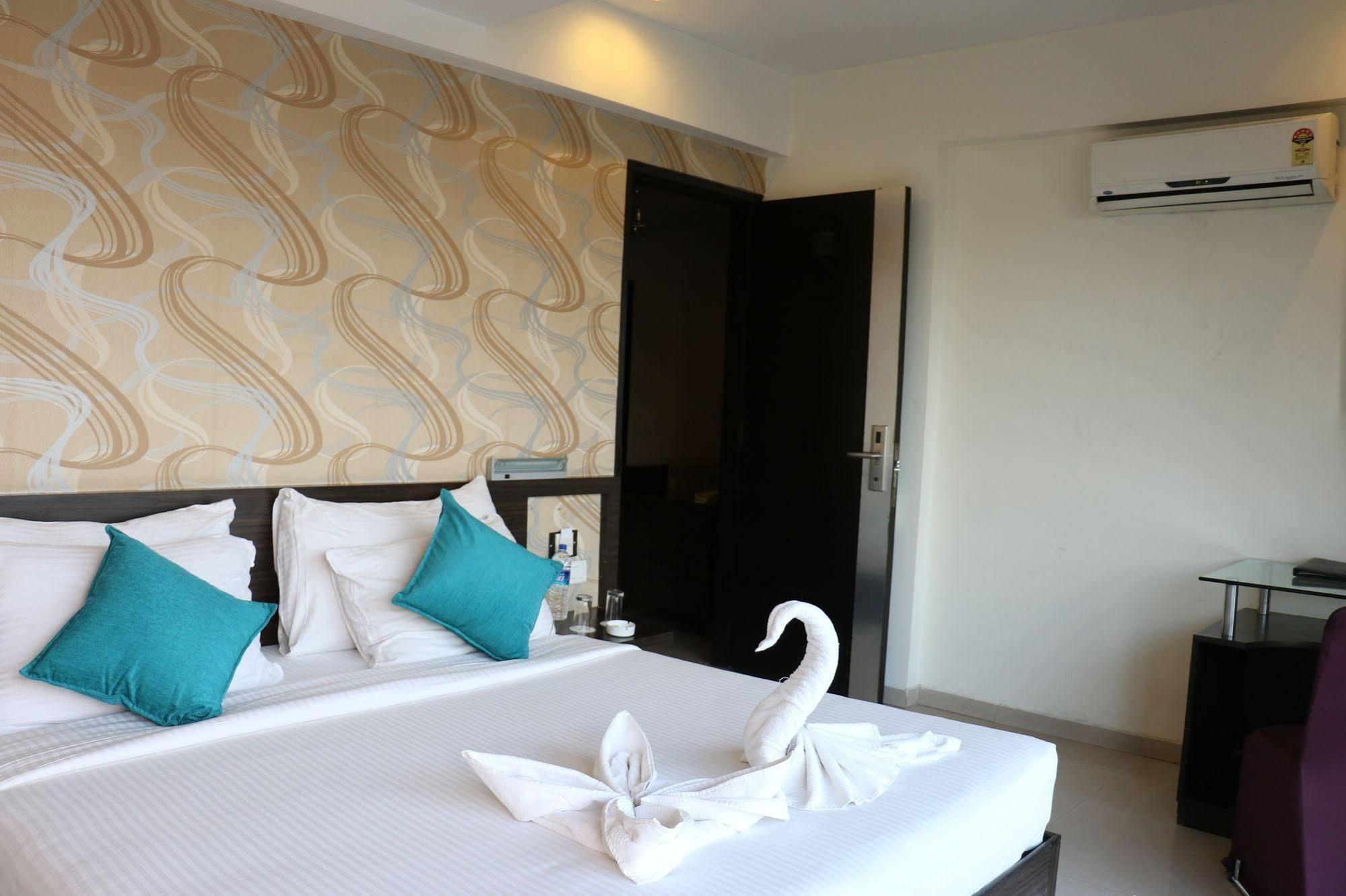 Pallavi A'Vida Navi Mumbai Exterior photo